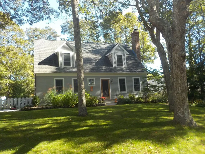 Charming Cape Cod Retreat Nestled b/w Mashpee River & Popponesset Bay - Image 1