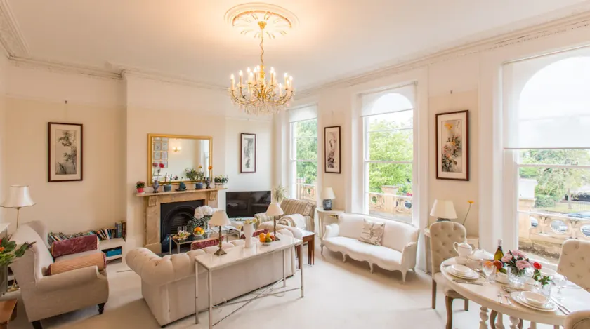 Beautiful & spacious Regency apt in centre Cheltenham, free parking - Image 1