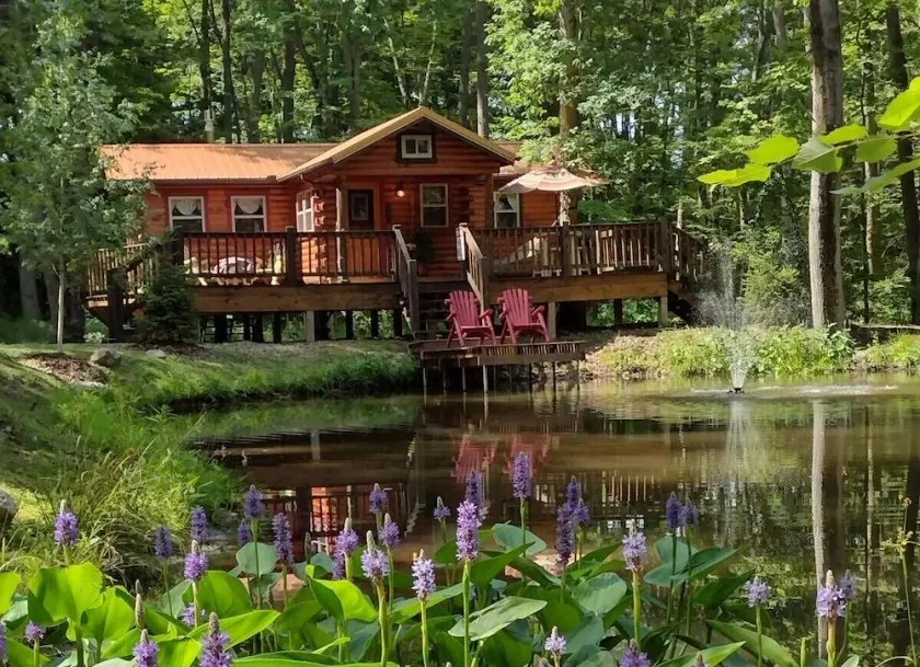 Ma & Pa’s Cabin Getaway Amish Country Outdoor Bath - Image 1