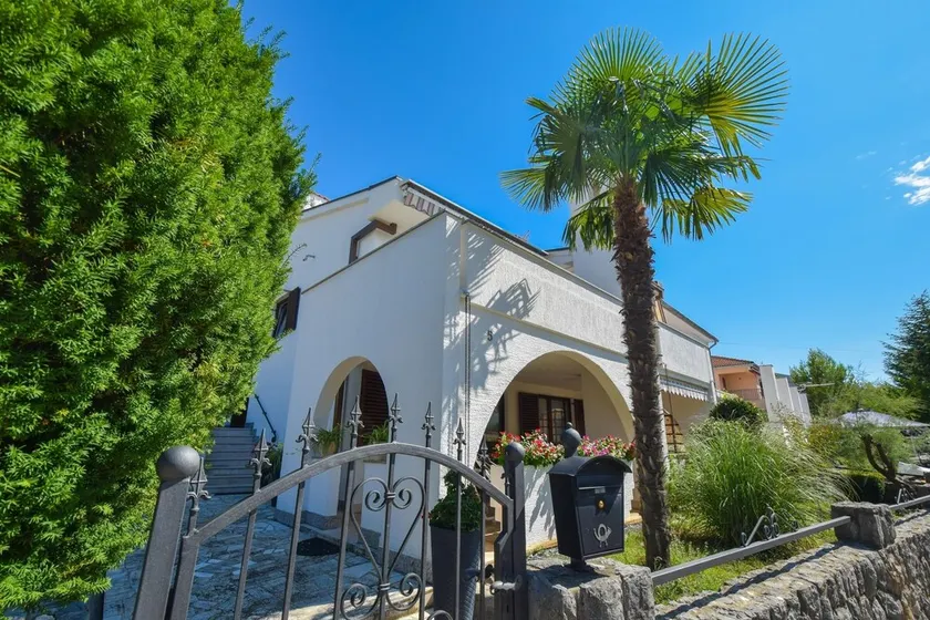 2-Zimmer-Ferienwohnung mit Terrasse Malinska, Krk (A-20380-a) - Image 1