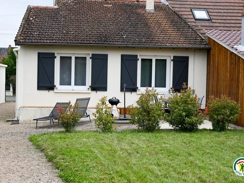 Maison de charme à Villeneuve sur Allier, jardin paisible, idéal pour 4 pers., linge fourni - Image 1