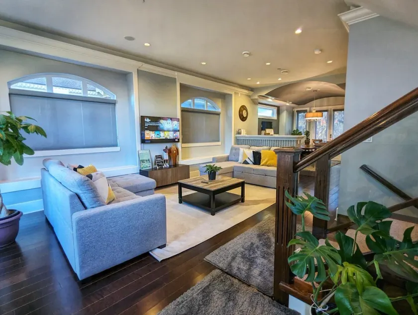 Spacious House with New Furniture - Close to Airport/Marine Gateway/UBC/downtown - Image 1