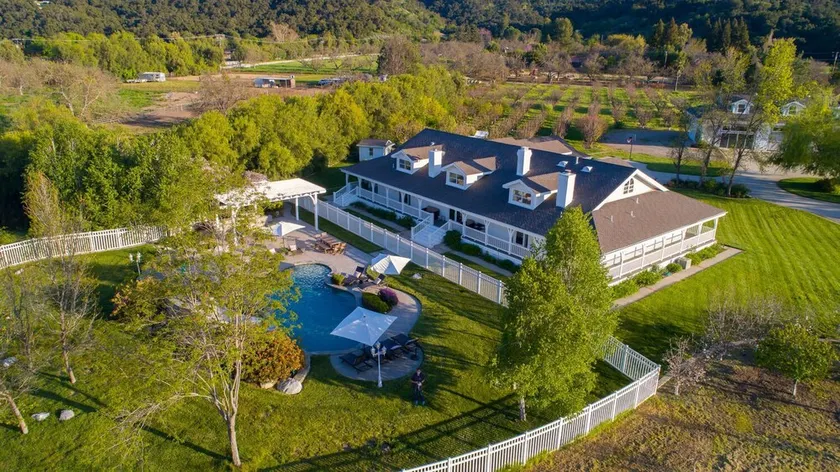 Ojai’s Modern Luxury Farmhouse Retreat on 10acres -Yoga Studio -hosts 16+ - Image 1