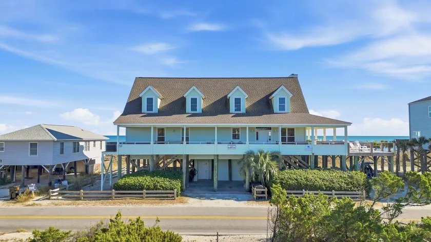 Pawleys Island Oceanfront W / Creek dock 6BR / 4. 5BAS - Image 1