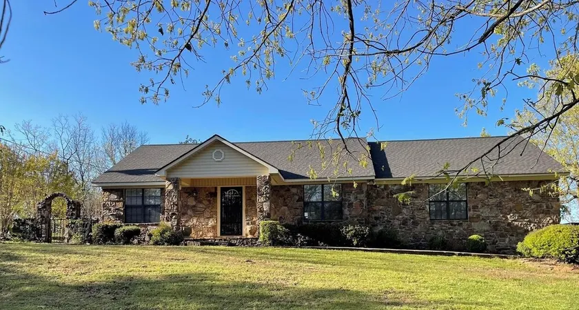 Two bedroom cottage on 8 acres with amazing views. - Image 1