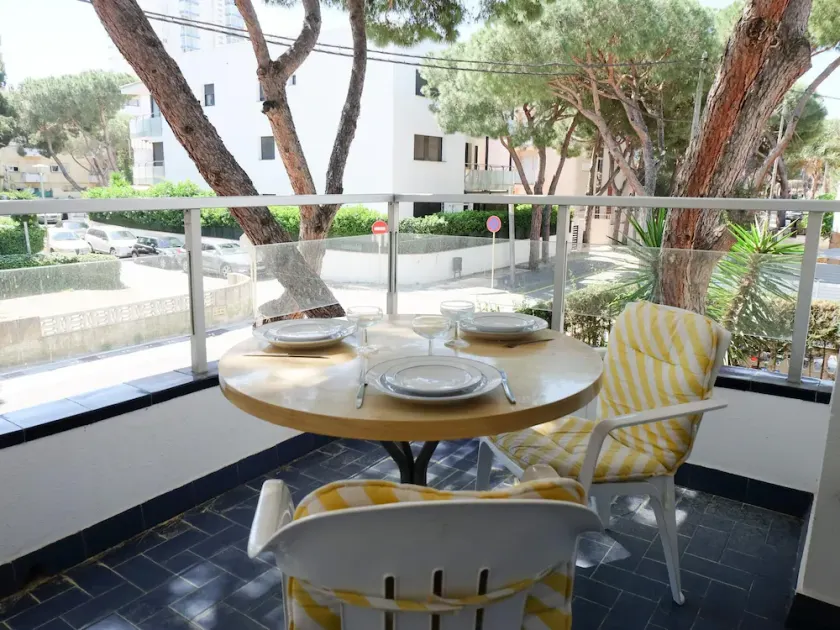 APPARTEMENT EN PLEIN CENTRE À UN PAS DE TOUT ET À 1 MINUTE DE LA PLAGE - Image 1