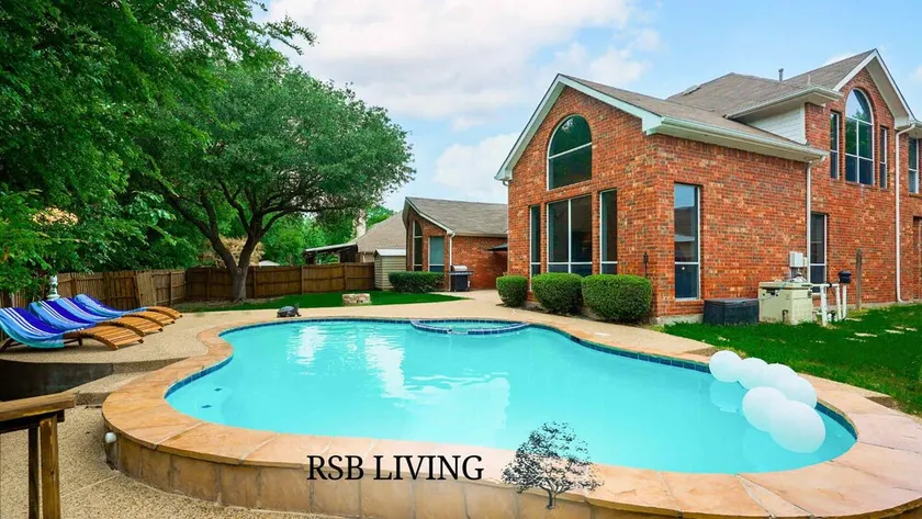 Captivating 6BR 3BA Holiday Home with Pool & Fire Pit - Image 1
