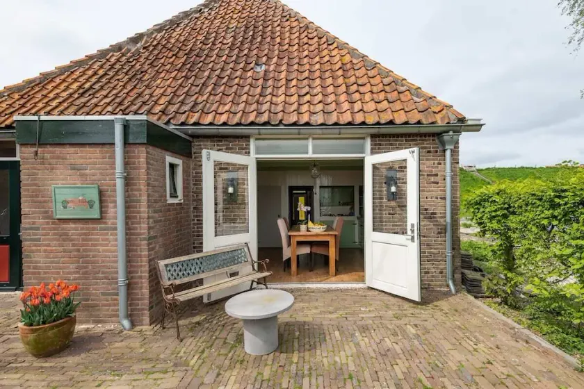 Characteristic farmhouse on the dike - Image 1