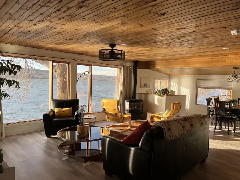 Lake front cabin on the water - Image 1