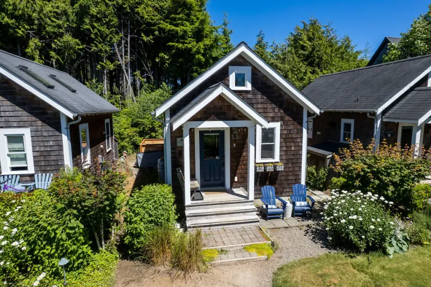 Seabrook 2 Bedroom cottage with hot tub, pets OK - Image 1