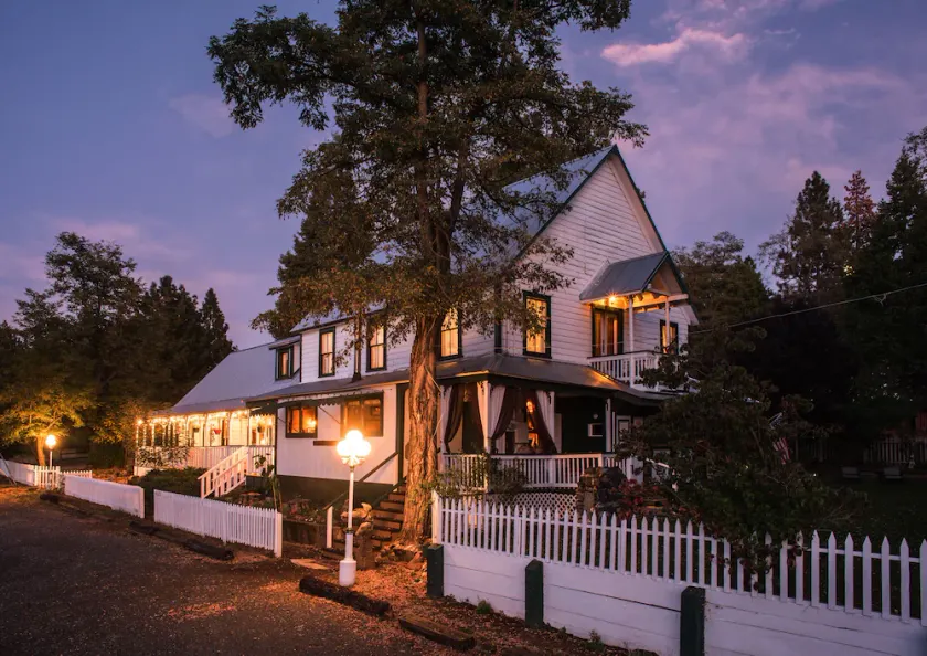 Lej det hele historiske Avery Hotel Sierra Getaway og spillested - Image 1