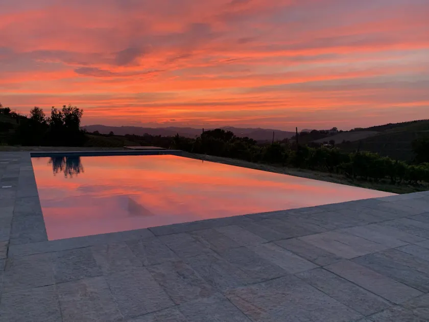 Villa med vinmarker, infinity-pool, udsigt over en UNESCO-borg og alperne. - Image 1