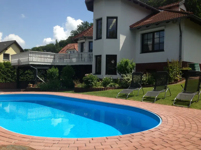Ferienhaus für 8 Gäste mit Pool, Kamin, Spielplatz, großer Garten - Image 1