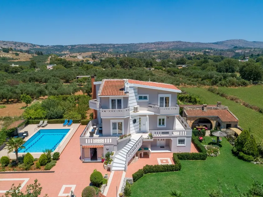 Private 4-Bedroom villa, large pool, amazing gardens, relaxing family vacations - Image 1