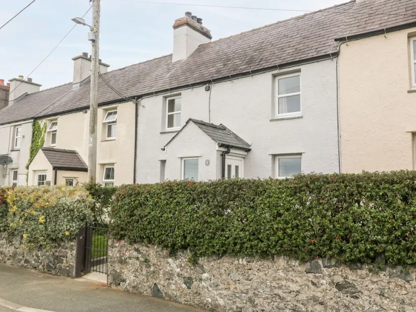 3 GREEN TERRACE, family friendly, with open fire in Newborough - Image 1