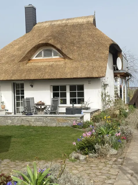 Thatched-roof holiday home with water view, garden and fireplace  - Image 1