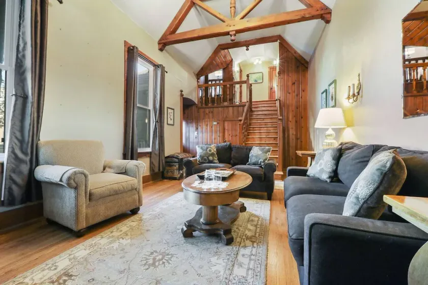 Impressive Queen suite, 2 person Jet tub, downtown - Image 1
