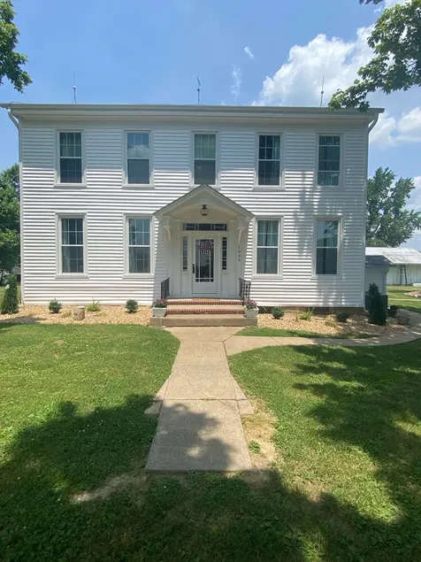 Beautiful newly renovated farm house overlooking 5 acre lake. ****New Rates *** - Image 1