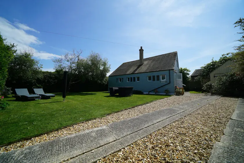 Charmerende Seaside Home (Gamle jernbanevogne) 50 Yds til Sea, lg privat have - Image 1