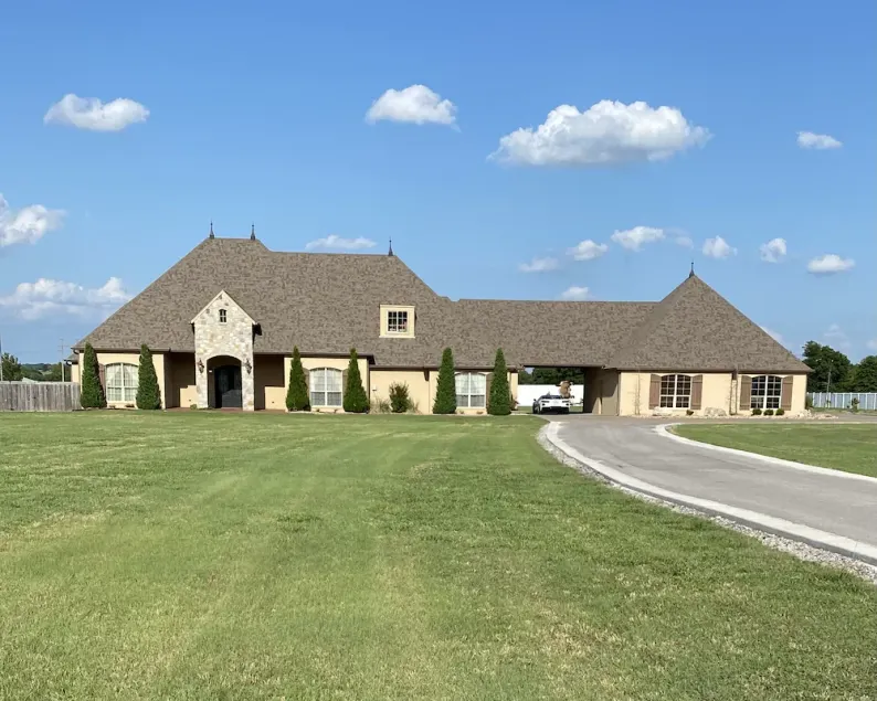 20 mins to downtown Tulsa. Beautiful, luxury home on 10 acres, - Image 1