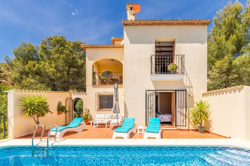 Villa vacacional cerca de Denia con vistas a la montaña, piscina y Wi-Fi - Image 1