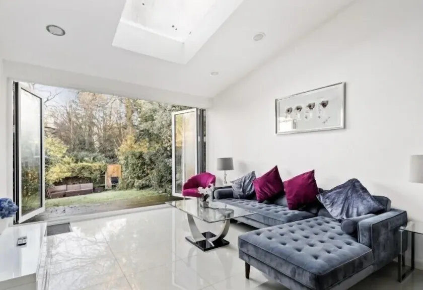 Weybridge Lake House - Image 1