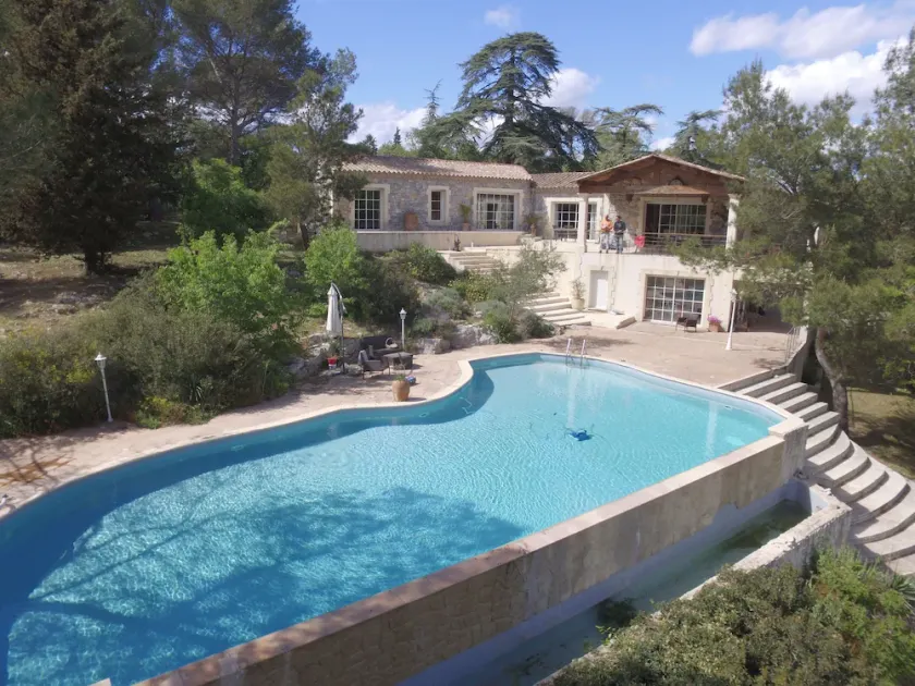 Casa de piedra en una propiedad de 6 acres rodeado por un río - Image 1