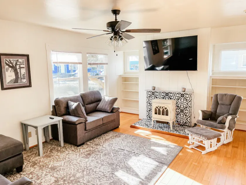 Downtown Two Bedroom Craftsman Home- 2 Minute Walk to the Plaza - Image 1