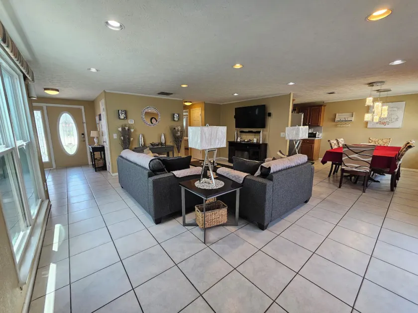 ENTIRE HOUSE 3/2 GREAT FOR FAMILY   - Image 1