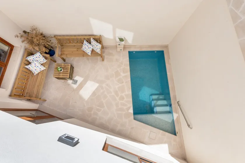 Casa de ciudad con aire acondicionado, piscina, Wi-Fi, balcón y terraza en la azotea - Image 1
