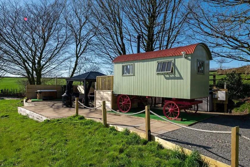 Charming quirky couple and dog friendly countryside bolt hole, with private hot tub and communal gam - Image 1