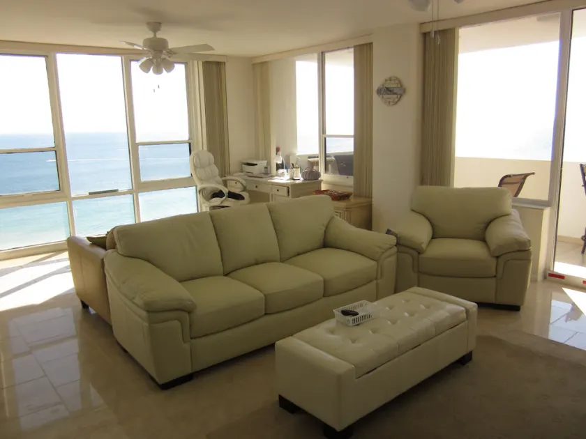 Sur l'eau, coin sud-est avec grand balcon - Image 1