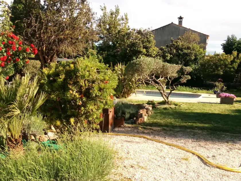 T2 garden level in villa - Image 1