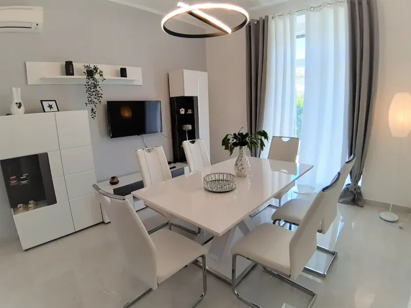 Luxury apartment in the city center with a large terrace, garden, private garage - Image 1