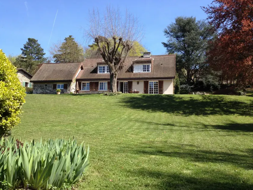 A 10' de Lyon , calme absolu, nature et forêt voisine, piscine, grand jardin - Image 1