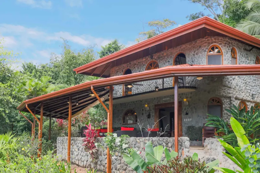 House in Tropical Eden Walking Distance to Beach - Image 1