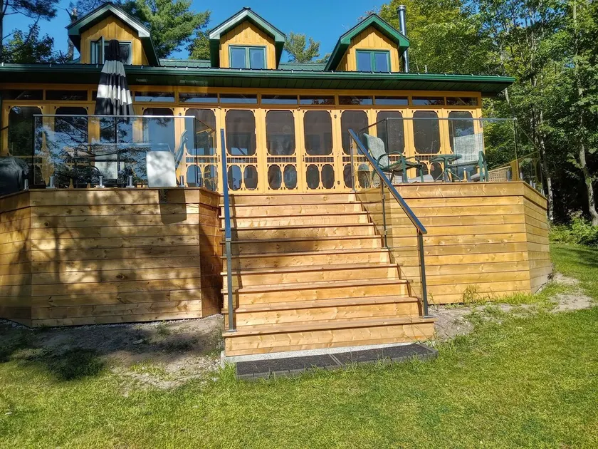 'Muskoka  Rustic Beauty'  Located on Beautiful Six Mile Lake! - Image 1