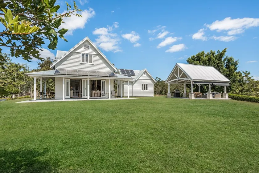 Luxury Hamptons Style Country Retreat on 40 Picturesque Acres | Free Netflix  - Image 1
