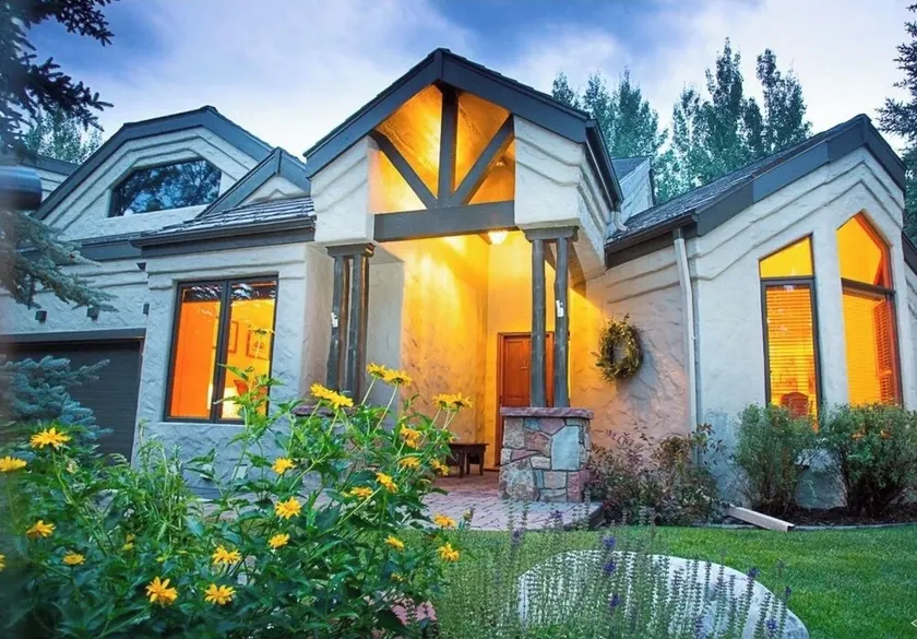 Spacious Luxe 5BR—Ski Shuttle & walk to  lift, 2 living room,  game & movie room - Image 1