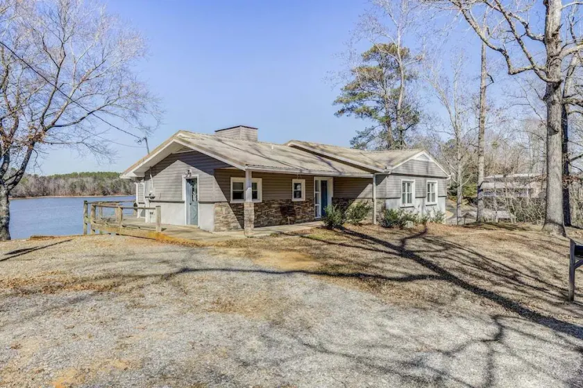 Beautiful Lakehouse conveniently situated close to hwy 280 - Image 1