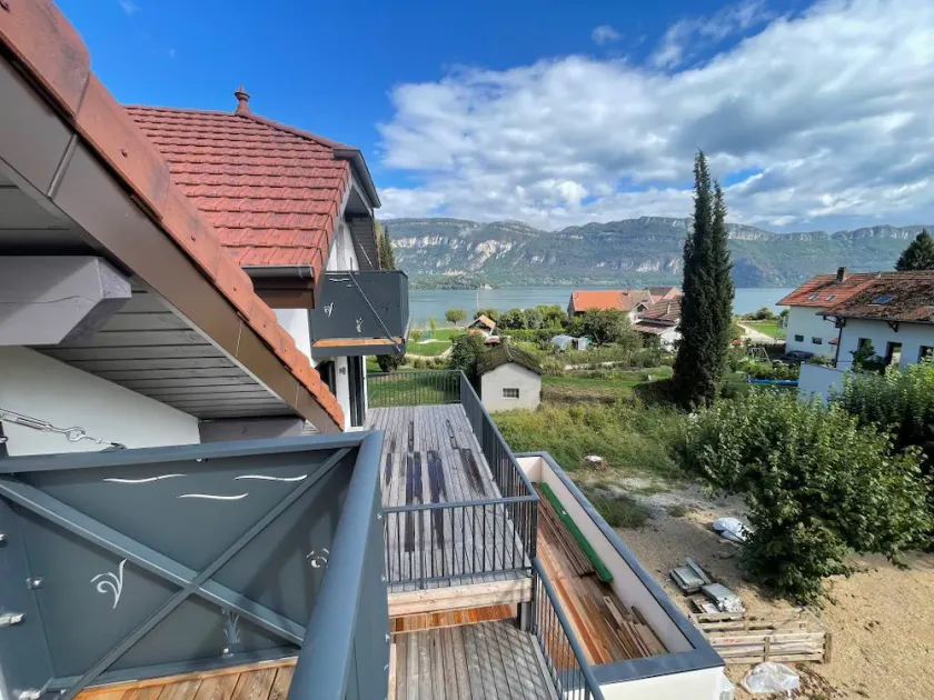 Appartement À 20 m de la plage vue sur lac, accès direct - Image 1