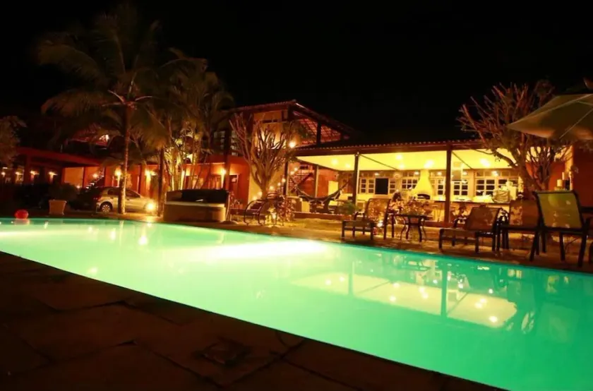 High standard country house, 8 luxury suites, swimming pool, lake, sports courts. - Image 1