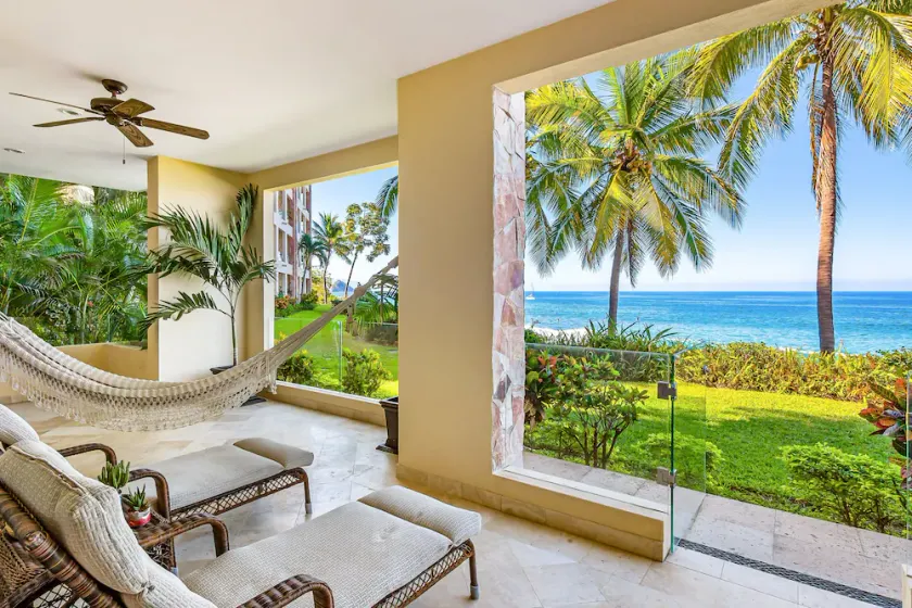 Beachfront dream retreat with pool, tennis & gym access - washer/dryer, AC - Image 1