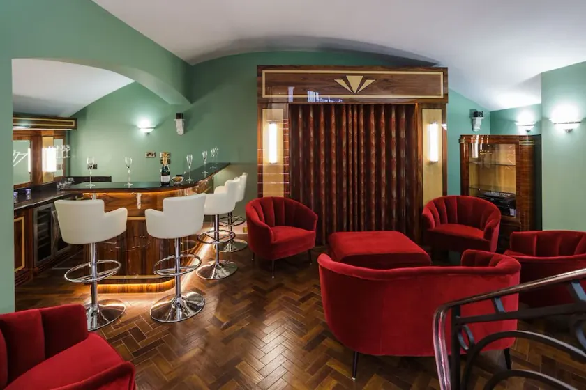 Sea-facing Art Deco Apartment - Image 1