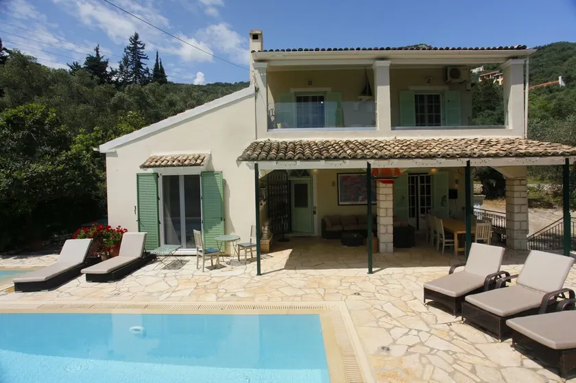 Stunning Secluded Villa with the sea at the end of the Drive - Image 1