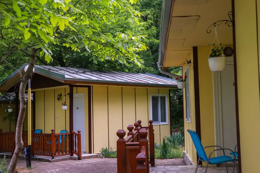 Joli bungalow pour 2 ou 3 personnes dans un joli quartier du village de Kamena. - Image 1