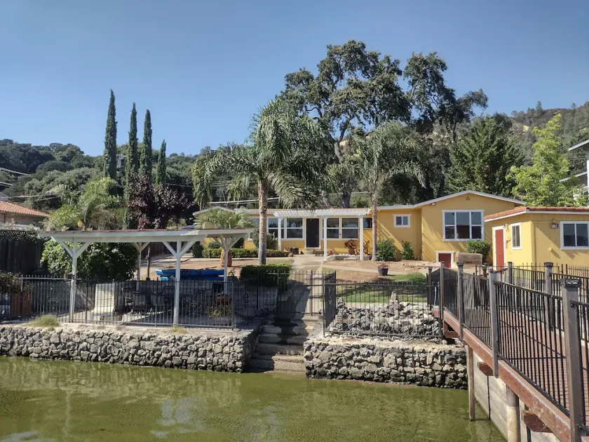 STUNNING  Lakefront,  Huge DOCK,2 Kayaks, Sleep 8, Prime fishing spot - Image 1