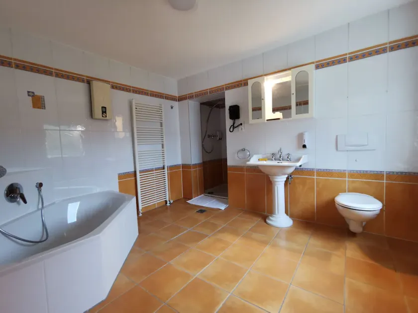 Apartment-Private Bathroom-Garden view - Image 1