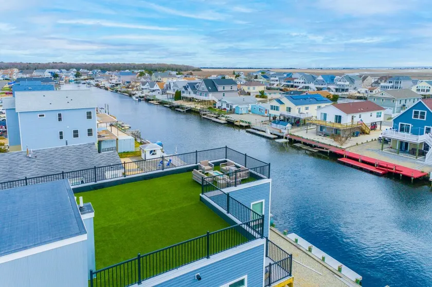 Stunning 2600 ft² waterfront home, pet friendly, 8 person hot tub, rooftop deck  - Image 1