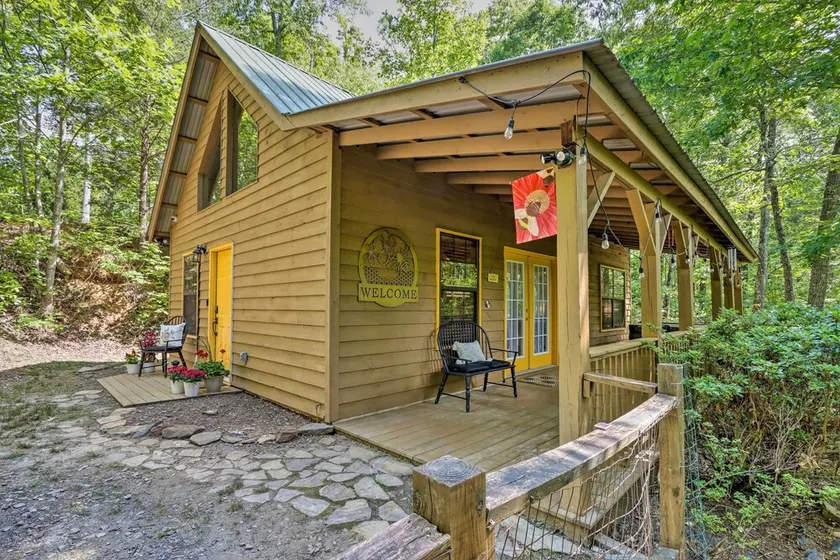 'Bumblebee Cottage' Murphy Retreat w/ Hot Tub - Image 1